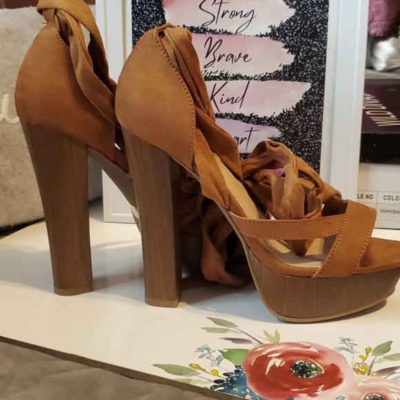 NIB Whiskey Faux Suede Platform Heels - Picture 8 of 11